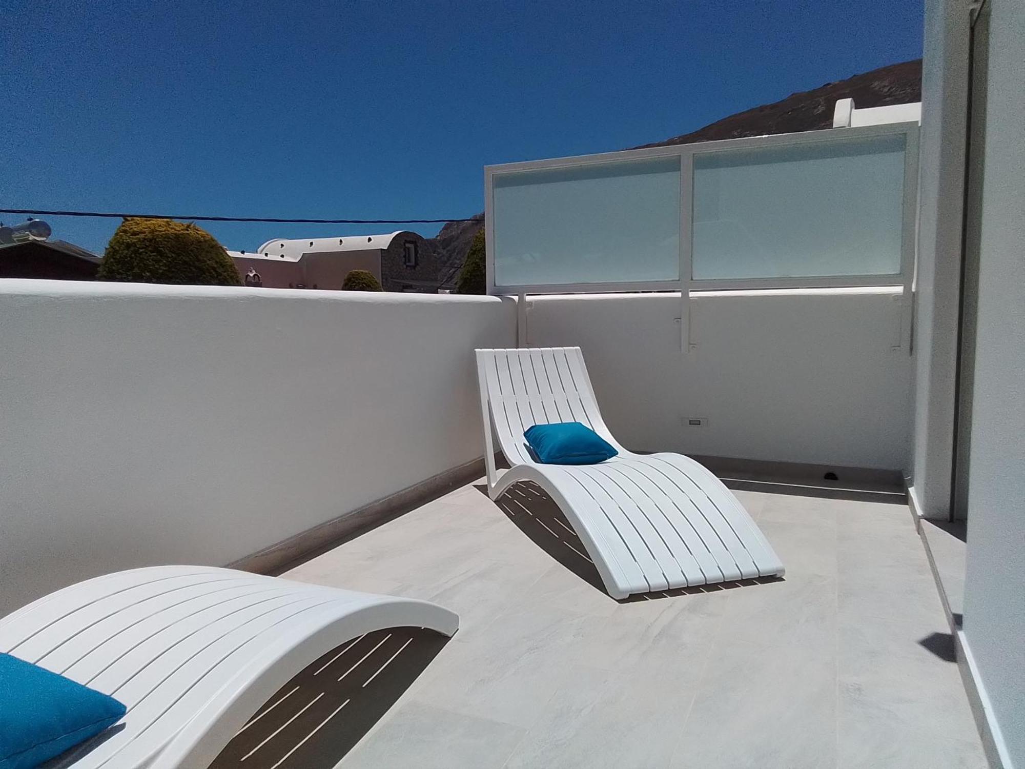 Chariot Apartments Santorini Камарі Номер фото